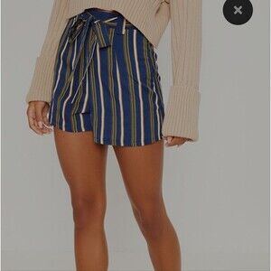 PrettyLittleThing Striped Short Size 4